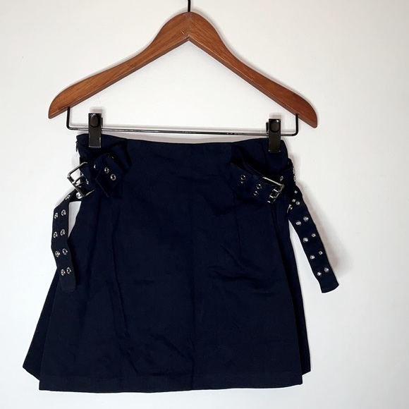 The RAGGED PRIEST Restrain Buckle Mini Skirt Double Grommet - Picture 4 of 9